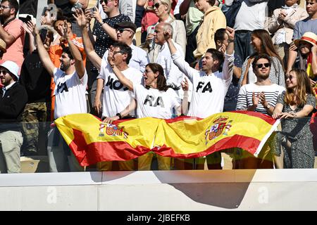 Paris, France - 05/06/2022, des spectateurs (fans, supporters) montrent leur soutien à Rafael Nadal en Espagne avec des drapeaux espagnols et 'Vamos Rafa' écrits sur leur tee-shirt lors de la finale de l'Open de France entre Rafael Nadal et Casper Ruud, tournoi de tennis Grand Chelem sur 5 juin 2022 au stade Roland-Garros à Paris, France - photo : Victor Joly/DPPI/LiveMedia Banque D'Images