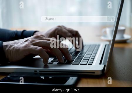 Homme main utiliser barre de recherche d'ordinateur portable se connecter aux médias sociaux et réseau social concept de marketing en ligne, nouvelle technologie et stratégie de processus d'affaires, auto Banque D'Images