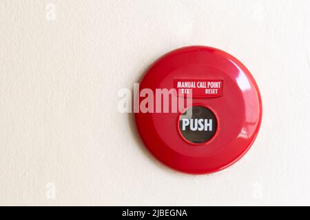 Point d'appel manuel rouge pour alarme incendie sur le mur. Banque D'Images