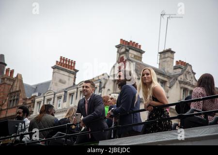 Londres, Royaume-Uni. 5th juin 2022. AJ Odudu, Holly Willoughby, Rylan Clark, Joe Wicks et Nicole Scherzinger où, dans le bus représentant les 2010 ans au Platinum Jubilee Pageant tenu dans le centre de Londres pour marquer les 70 ans de sa Majesté sur le trône. La parade de 3km est dirigée par l'entraîneur d'État d'or, une voiture de 260 ans qui transportait la Reine vers et depuis son couronnement en 1953. Credit: Kiki Streitberger / Alamy Live News Banque D'Images