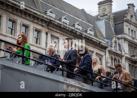 Londres, Royaume-Uni. 5th juin 2022. AJ Odudu, Holly Willoughby, Rylan Clark, Joe Wicks et Nicole Scherzinger où, dans le bus représentant les 2010 ans au Platinum Jubilee Pageant tenu dans le centre de Londres pour marquer les 70 ans de sa Majesté sur le trône. La parade de 3km est dirigée par l'entraîneur d'État d'or, une voiture de 260 ans qui transportait la Reine vers et depuis son couronnement en 1953. Credit: Kiki Streitberger / Alamy Live News Banque D'Images