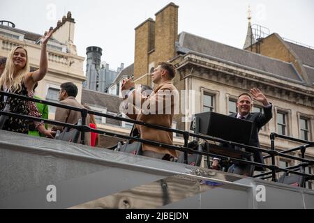 Londres, Royaume-Uni. 5th juin 2022. AJ Odudu, Holly Willoughby, Rylan Clark, Joe Wicks et Nicole Scherzinger où, dans le bus représentant les 2010 ans au Platinum Jubilee Pageant tenu dans le centre de Londres pour marquer les 70 ans de sa Majesté sur le trône. La parade de 3km est dirigée par l'entraîneur d'État d'or, une voiture de 260 ans qui transportait la Reine vers et depuis son couronnement en 1953. Credit: Kiki Streitberger / Alamy Live News Banque D'Images