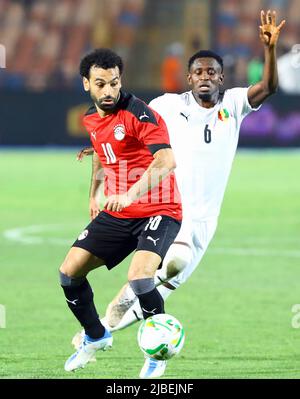 Le Caire, Égypte. 5th juin 2022. Mohamed Salah (L) d'Égypte vie avec Amadou Diawara de Guinée lors de leur match de football de qualification de la coupe d'Afrique des Nations (AFCON) au Caire, en Égypte, sur 5 juin 2022. Credit: Ahmed Gomaa/Xinhua/Alamy Live News Banque D'Images