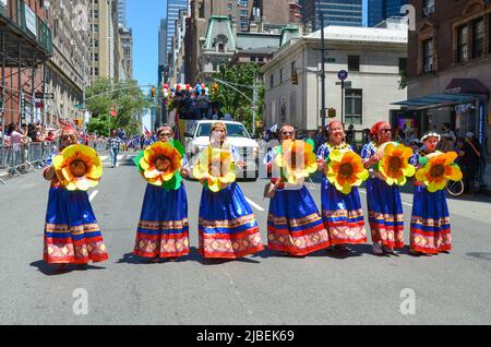 New York, New York, États-Unis. 5th juin 2022. Les femmes sont vues danser avec des tenues Philippines traditionnelles lors de la parade annuelle de l'indépendance des Philippines à 5 juin 2022 à New York. (Credit image: © Ryan Rahman/Pacific Press via ZUMA Press Wire) Banque D'Images