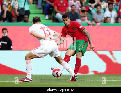 Lisbonne, Portugal. 5th juin 2022. Joao Cancelo (R) du Portugal s'attaque à Ricardo Rodriguez de la Suisse lors de son match de football de la Ligue des Nations de l'UEFA à Lisbonne, au Portugal, sur 5 juin 2022. Crédit: Pedro Fiuza/Xinhua/Alay Live News Banque D'Images