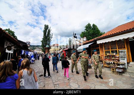 Les forces de maintien de la paix des Nations Unies marchent dans la Baščaršija (bazar de la vieille ville) à Sarajevo, en Bosnie-Herzégovine. Banque D'Images