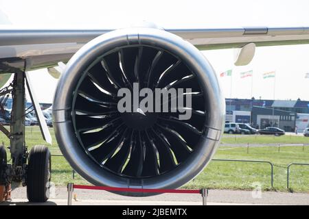 Une grande turbine d'un avion sur l'aile de l'avion Banque D'Images