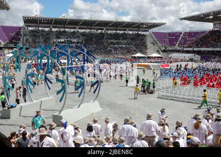 Orlando, FL, US, 5 juin 2022 : les athlètes arrivent au stade pour les cérémonies d'ouverture des Jeux olympiques spéciaux des États-Unis de 2022 au stade Exploria à Orlando, FL sur 5 juin 2022. (Image de crédit : © Cory Knowlton/ZUMA Press Wire) Banque D'Images