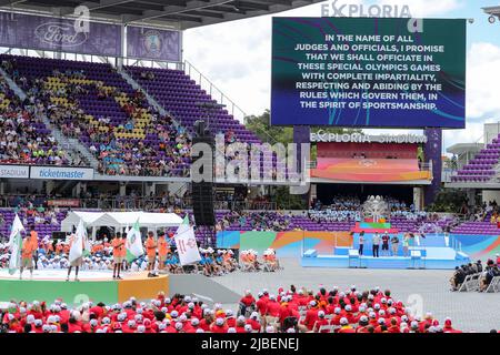 Orlando, FL, US, 5 juin 2022 : les athlètes écoutent les serments lus lors des cérémonies d'ouverture des Jeux olympiques spéciaux des États-Unis d'Amérique de 2022 au stade Exploria d'Orlando, FL sur 5 juin 2022. (Image de crédit : © Cory Knowlton/ZUMA Press Wire) Banque D'Images