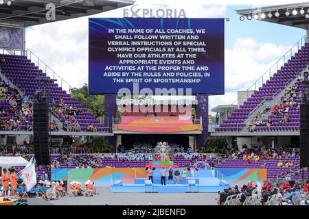 Orlando, FL, US, 5 juin 2022 : les athlètes écoutent les serments lus lors des cérémonies d'ouverture des Jeux olympiques spéciaux des États-Unis d'Amérique de 2022 au stade Exploria d'Orlando, FL sur 5 juin 2022. (Image de crédit : © Cory Knowlton/ZUMA Press Wire) Banque D'Images