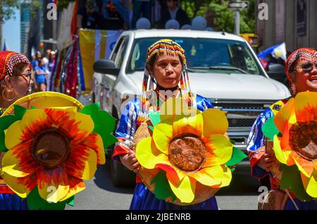 New York, États-Unis. 05th juin 2022. Les femmes sont vues danser avec des tenues Philippines traditionnelles lors de la parade annuelle de l'indépendance des Philippines à 5 juin 2022 à New York. (Photo par Ryan Rahman/Pacific Press/Sipa USA) crédit: SIPA USA/Alay Live News Banque D'Images