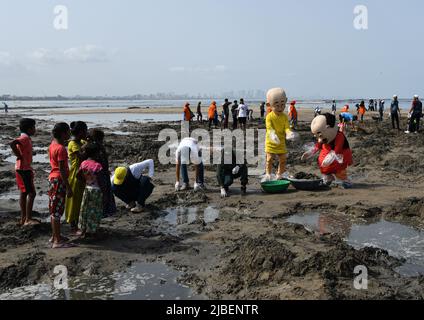 Mumbai, Inde. 05th juin 2022. NickToons Motu et Patlu (gras et mince) sont vus mettre les déchets collectés dans un seau de transport de déchets. Le nettoyage de la plage a été effectué à la plage de Versova à l'occasion de la Journée mondiale de l'environnement pour attirer les amateurs de plage à utiliser des poubelles pour jeter des couvercles en plastique, des bouteilles et d'autres déchets. (Photo par Ashish Vaishnav/SOPA Images/Sipa USA) crédit: SIPA USA/Alay Live News Banque D'Images