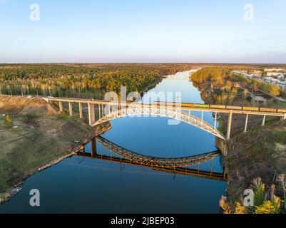 Belle vue sur le pont de chemin de fer voûté traversant la rivière Iset dans la ville de Kamenkk-Uralsky au coucher du soleil au printemps. Kamensk-Ouralskiy, Sverdlovsk reg Banque D'Images