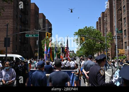 Un hélicoptère du NYPD survole la parade annuelle de la fierté du Queens 30th sur 5 juin 2022, dans le quartier de Jackson Heights de Queens, à New York. Banque D'Images