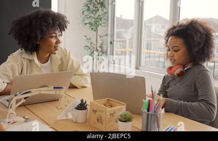 Salle de classe avec divers apprenants de heureusement des étudiants afro-américains et des enseignants faisant des activités ensemble. L'enseignant enseigne, guide et talki Banque D'Images