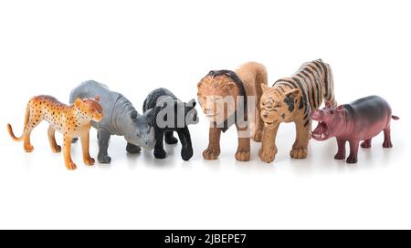 Groupe de jouets animaux de la jungle isolés sur fond blanc. Jouets en plastique pour animaux. Banque D'Images