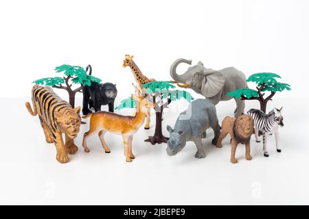 Groupe de jouets animaux de la jungle isolés sur fond blanc. Jouets en plastique pour animaux. Banque D'Images