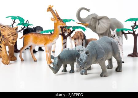 Groupe de jouets animaux de la jungle isolés sur fond blanc. Jouets en plastique pour animaux. Banque D'Images