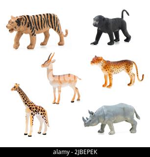 Groupe de jouets animaux de la jungle isolés sur fond blanc. Jouets en plastique pour animaux. Banque D'Images