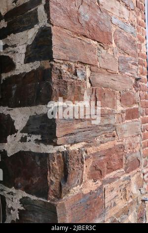 Bord d'un mur sur un vieux bâtiment de brique, avec fermeture de brique et de mortier. Banque D'Images