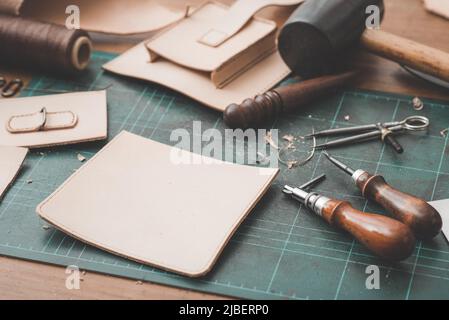 Fabrication d'un sac en cuir tanné végétal dans un atelier. Banque D'Images