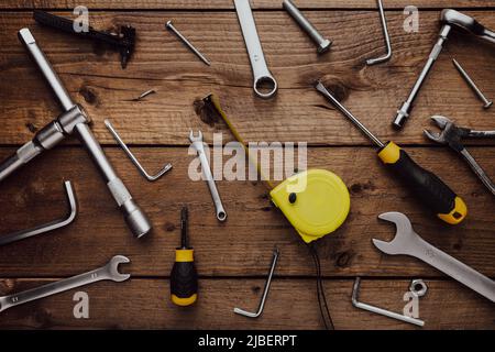 Flat lay avec composition DYI de divers travaux, outils de menuiserie, sur des terrasses en bois brun modèle de fond table de travail. Vue de dessus du nouveau jeu d'outils manuels pour le kit de réparation et de construction, en hauteur Banque D'Images