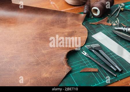 gros plan en cuir marron, matériau pour le travail du cuir. Banque D'Images