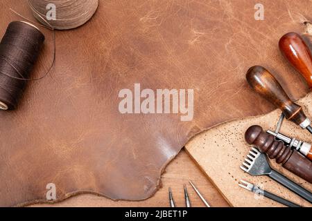 gros plan en cuir marron, matériau pour le travail du cuir. Banque D'Images