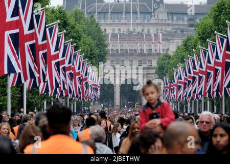 Londres, Royaume-Uni, 5th juin 2022. Le quatrième et dernier jour du Jubilé de platine de la Reine, les célébrations se sont terminées par un pageant de 3 kilomètres de long, qui compte sept mille personnes qui défilent le long de Whitehall, du Mall et de Birdcage Walk. Les membres du public ont continué à faire tous les arrêts, en s'habillant dans les couleurs de Union Jack, dans ce que beaucoup ont décrit comme un « événement unique ». Crédit : onzième heure Photographie/Alamy Live News Banque D'Images