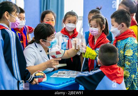 HOHHOT, CHINE - le 6 JUIN 2022 - l'ophtalmologiste Yu Fengjuan popularise les connaissances de la structure oculaire aux élèves de l'école primaire Nanchaihuo Shijie à Yuqu Banque D'Images