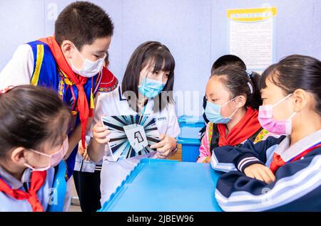 HOHHOT, CHINE - le 6 JUIN 2022 - l'ophtalmologiste Zhao Yu effectue des tests de perception visuelle et de vision stéréoscopique pour les étudiants de Nanchaihuo Shijie Prim Banque D'Images