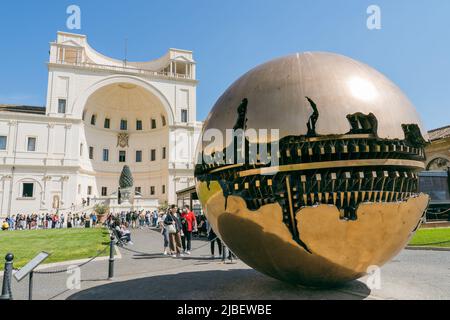 Sphère dans une sphère par Arnaldo Pomodoro est la pièce maîtresse de la cour de la Pinecone au Musée du Vatican Banque D'Images