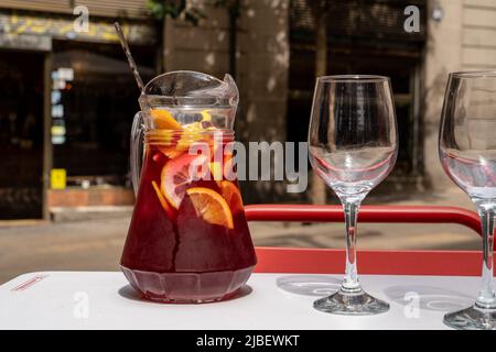 Pichet de sangria dans un café en plein air en Espagne Banque D'Images