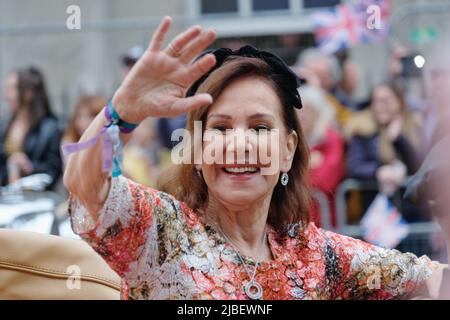 Londres, Royaume-Uni, 5th juin 2022. Dame Arlene Philips, chorégraphe et juge de la télévision, est sortie d'un véhicule d'époque lors de la dernière journée des célébrations du Jubilé de platine, où un spectacle a eu lieu le long d'un parcours de trois kilomètres marquant le règne de la Reine pendant 70 ans. Le spectacle se composait de quatre parties, et comprenait une représentation militaire, des éléments culturels au cours des soixante-dix dernières années, ainsi que des personnalités publiques, des groupes communautaires et une finale devant le palais de Buckingham. Crédit : onzième heure Photographie/Alamy Live News Banque D'Images