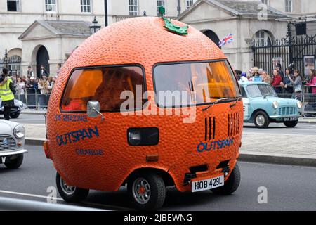 Londres, Royaume-Uni, 5th juin 2022. Un véhicule Outspan orange roule le long de la dernière journée des célébrations du Jubilé de platine, dans le cadre d'un pageant de 3km longs marquant le règne de la Reine pendant 70 ans. Le spectacle se composait de quatre parties, et comprenait une représentation militaire, des éléments culturels au cours des soixante-dix dernières années, ainsi que des personnalités publiques, des groupes communautaires et une finale devant le palais de Buckingham. Crédit : onzième heure Photographie/Alamy Live News Banque D'Images