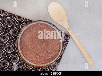 Petit déjeuner traditionnel africain au sorgho porridge ou Mabele, sur gris marbré avec espace de copie Banque D'Images