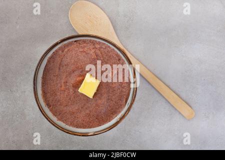 Petit déjeuner traditionnel africain au sorgho porridge ou Mabele, sur gris marbré avec espace de copie Banque D'Images