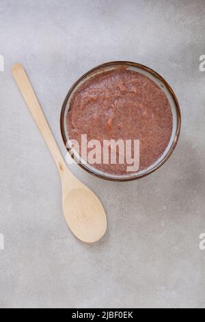 Petit déjeuner traditionnel africain au sorgho porridge ou Mabele, sur gris marbré avec espace de copie Banque D'Images