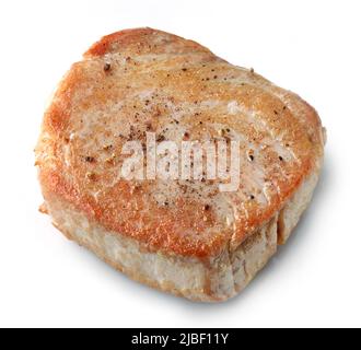 steak de thon fraîchement frit au poivre isolé sur fond blanc Banque D'Images