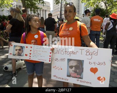 Les mamans exigent une action pour un rassemblement Gun Sense sur 4 juin 2022 à Foley Square. La famille de la victime porte sa photo à l'anniversaire de sa mort. Banque D'Images