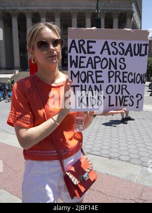 Les mamans exigent une action pour la marche de détection d'armes à feu sur 4 juin 2022. Des centaines de manifestants ont défilé de Foley Square dans le bas de Manhattan à Cadman Plaza en face Banque D'Images