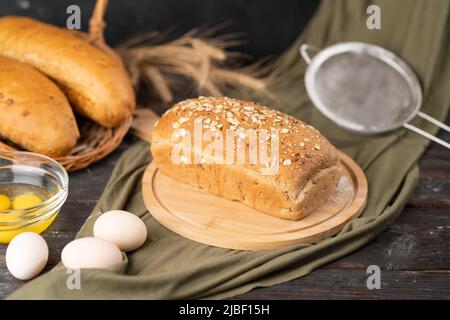 pain fait maison. Pain carré paysan avec espace pour le texte. Cuisson maison. Pain blanc avec farine et œufs sur planche à découper en bois Banque D'Images