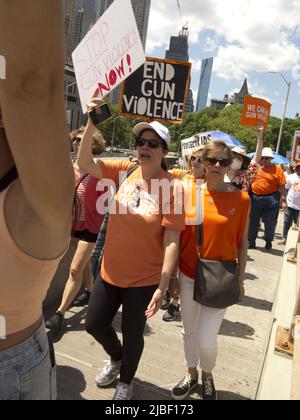 Les mamans exigent une action pour la marche de détection d'armes à feu sur 4 juin 2022. Des centaines de manifestants ont défilé de Foley Square dans le bas de Manhattan à Cadman Plaza en face Banque D'Images