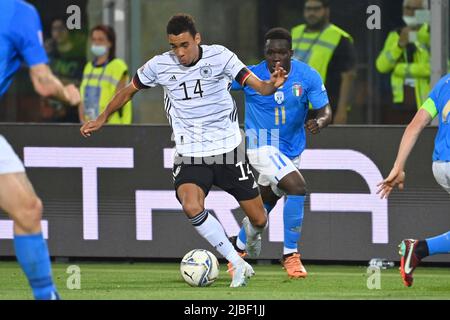 Bologne, Italie. 04th juin 2022. Jamal MUSIALA (GER), action, duels contre Degnand Wilfried GNONTO (ITA). Football UEFA Nations League, groupe phase 1.match day Italie (ITA) - Allemagne (GER) 1-1, on 4 juin 2022, Renato Dall `Stade Ara Bologna crédit: dpa/Alay Live News Banque D'Images