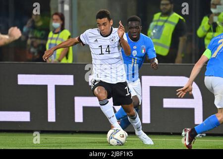 Bologne, Italie. 04th juin 2022. Jamal MUSIALA (GER), action, duels contre Degnand Wilfried GNONTO (ITA). Football UEFA Nations League, groupe phase 1.match day Italie (ITA) - Allemagne (GER) 1-1, on 4 juin 2022, Renato Dall `Stade Ara Bologna crédit: dpa/Alay Live News Banque D'Images