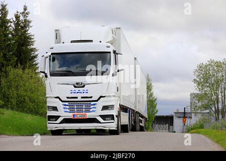 Camion noir neuf MAN TGX 26,510 devant une remorque réfrigérée stationnée sur une cour d'asphalte. Salo, Finlande. 29 mai 2022. Banque D'Images