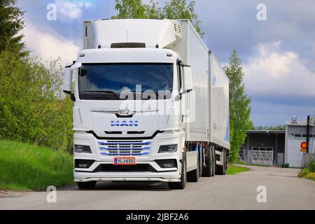 Camion noir neuf MAN TGX 26,510 devant une remorque réfrigérée stationnée sur une cour d'asphalte. Salo, Finlande. 29 mai 2022. Banque D'Images