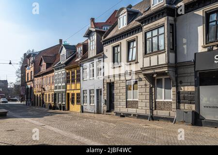 Architecture de boîtier danoise typique. Les dormeurs vous permettent de profiter de l'espace sous le toit avec des fenêtres qui prennent la lumière.Odense, Danemark Banque D'Images