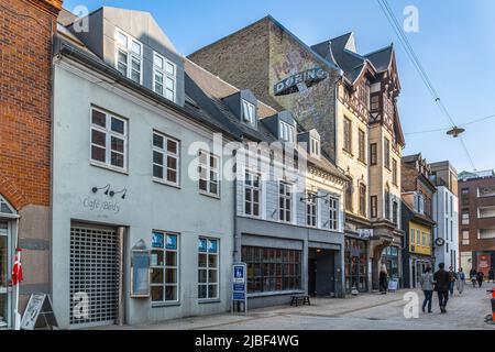 Architecture de boîtier danoise typique. Les dormeurs vous permettent de profiter de l'espace sous le toit avec des fenêtres qui prennent la lumière.Odense, Danemark Banque D'Images