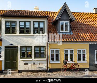 Architecture de boîtier danoise typique. Les dormeurs vous permettent de profiter de l'espace sous le toit avec des fenêtres qui prennent la lumière.Odense, Danemark Banque D'Images